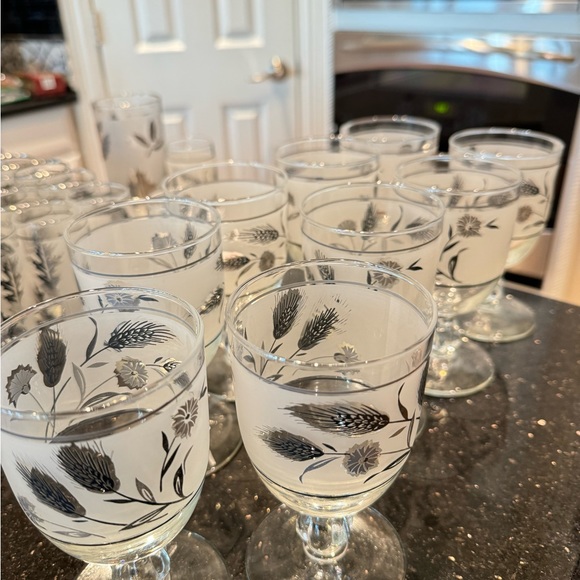 Set of 9 MCM Libbey Silver Wheat stemmed wine glasses - Picture 2 of 3